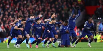 Los jugadores del PSG festejan la clasificación tras los penales.