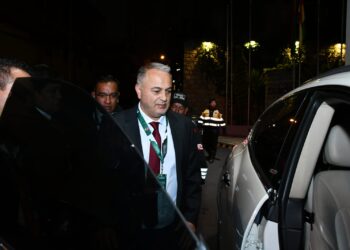 El presidente federativo Fernando Costa abandona el hotel cerca a la medianoche de este martes, tras intensa jornada.