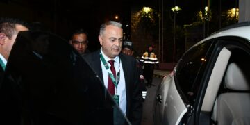 El presidente federativo Fernando Costa abandona el hotel cerca a la medianoche de este martes, tras intensa jornada.