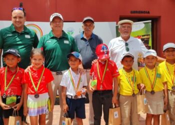 Premiación anterior de un certamen de golf boliviano.