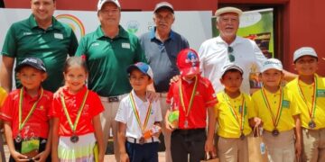 Premiación anterior de un certamen de golf boliviano.