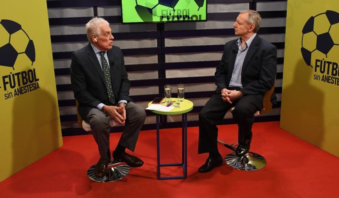 Jorge Barraza dialoga con el periodista José Alberto ‘Gringo’ Gonzales ayer en el set televisivo de La Razón, en Alto