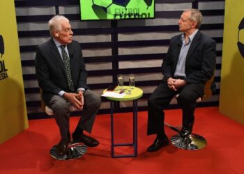 Jorge Barraza dialoga con el periodista José Alberto ‘Gringo’ Gonzales ayer en el set televisivo de La Razón, en Alto