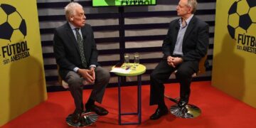 Jorge Barraza dialoga con el periodista José Alberto ‘Gringo’ Gonzales ayer en el set televisivo de La Razón, en Alto