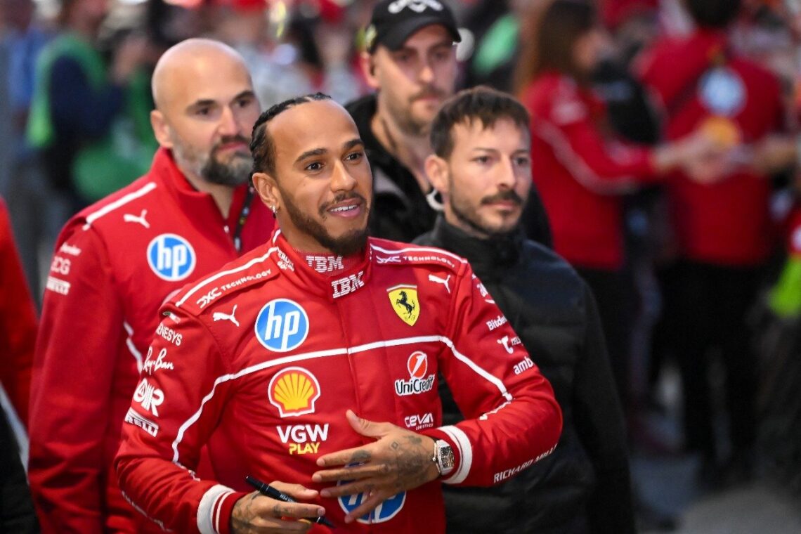 El piloto británico Lewis Hamilton con el uniforme de Ferrari.