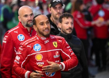 El piloto británico Lewis Hamilton con el uniforme de Ferrari.