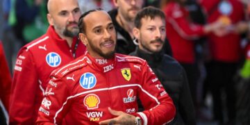 El piloto británico Lewis Hamilton con el uniforme de Ferrari.