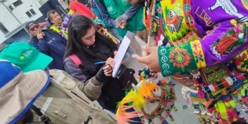 Un bailarín es arrestado por usar un charango de quirquincho disecado.