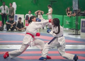 Un combate de karate en la categoría femenina.