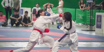 Un combate de karate en la categoría femenina.