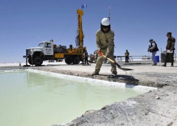 Trabajos en el salar de Uyuni, yacimiento de litio.