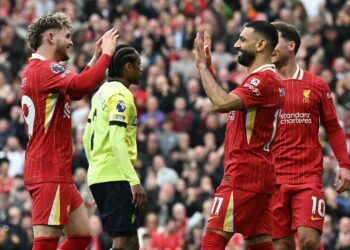 Los jugadores de Liverpool se felicitan tras su victoria.