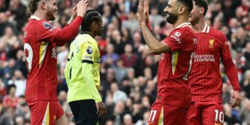 Los jugadores de Liverpool se felicitan tras su victoria.