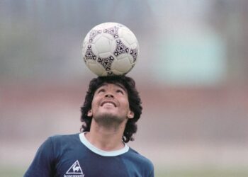 Maradona en sus particulares entradas en calor.