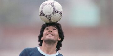 Maradona en sus particulares entradas en calor.