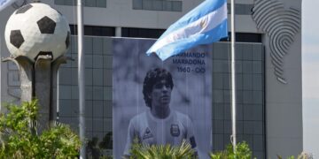 Retrato de Maradona en el edificio de Conmebol.