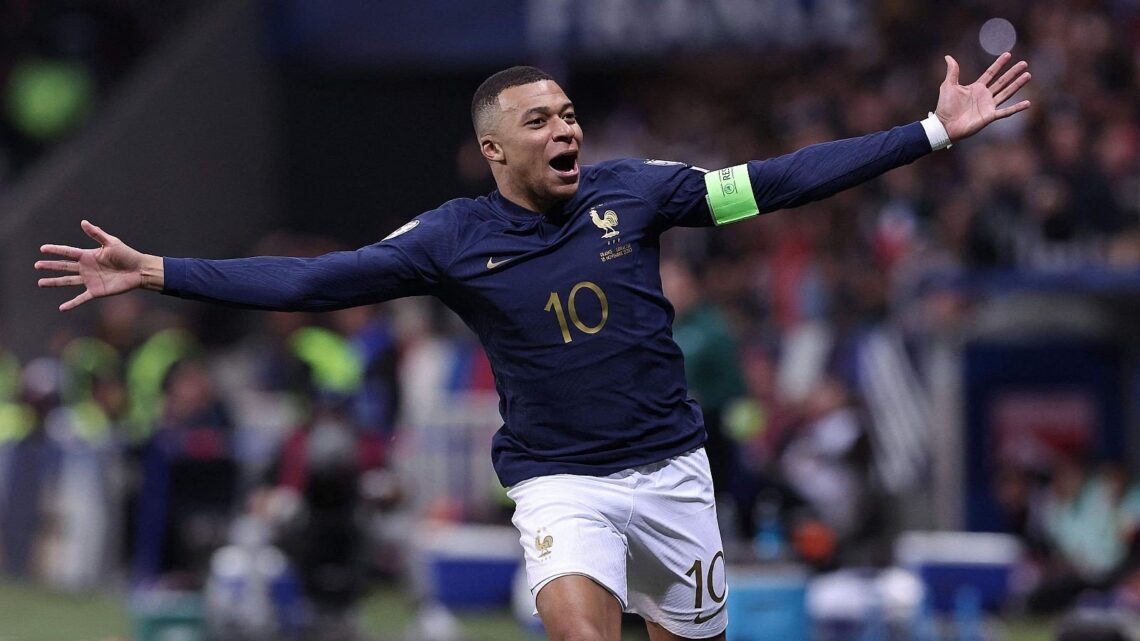 Mbappé en un partido de la selección francesa.