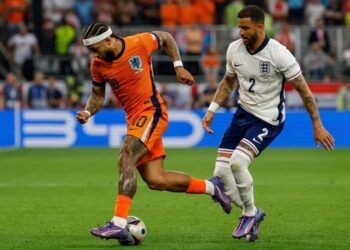 Depay, de Países Bajos, en un duelo con Kyle Walker de Inglaterra.
