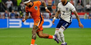 Depay, de Países Bajos, en un duelo con Kyle Walker de Inglaterra.