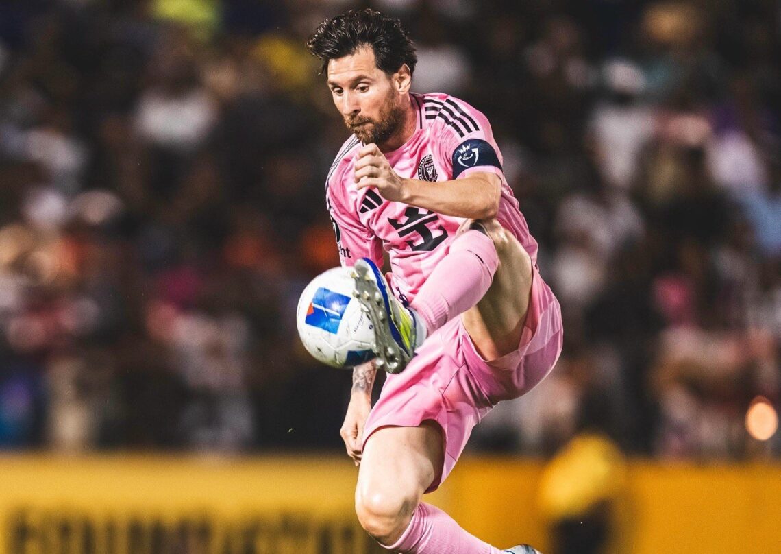 Lionel Messi controla el balón durante el partido contra Cavalier SC.