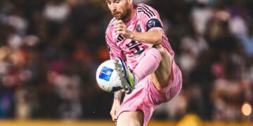 Lionel Messi controla el balón durante el partido contra Cavalier SC.