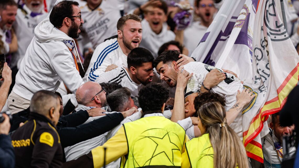 Brahim Díaz celebra el gol del triunfo con el público.