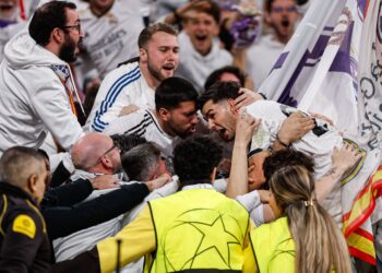 Brahim Díaz celebra el gol del triunfo con el público.
