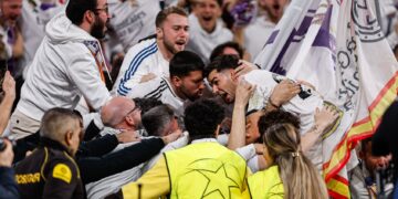 Brahim Díaz celebra el gol del triunfo con el público.