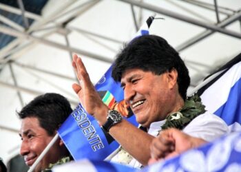Evo Morales saluda a sus adherentes en un ampliado en Lauca Ñ.