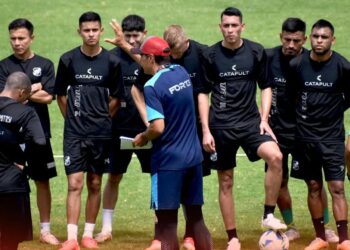 El DT argentino César Vigevani instruye a los jugadores de Nacional Potosí.