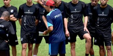 El DT argentino César Vigevani instruye a los jugadores de Nacional Potosí.