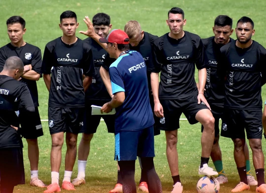 El DT argentino César Vigevani instruye a los jugadores de Nacional Potosí.