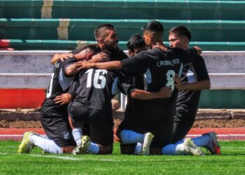 Los jugadores de Nacional Potosí celebran la goleada en Sucre
