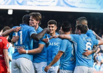 Los jugadores napolitanos celebran el resultado positivo logrado.