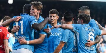 Los jugadores napolitanos celebran el resultado positivo logrado.