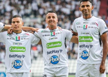 Los jugadores de Once Caldas, entre ellos el boliviano Gilbert Álvarez (der.).