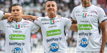 Los jugadores de Once Caldas, entre ellos el boliviano Gilbert Álvarez (der.).