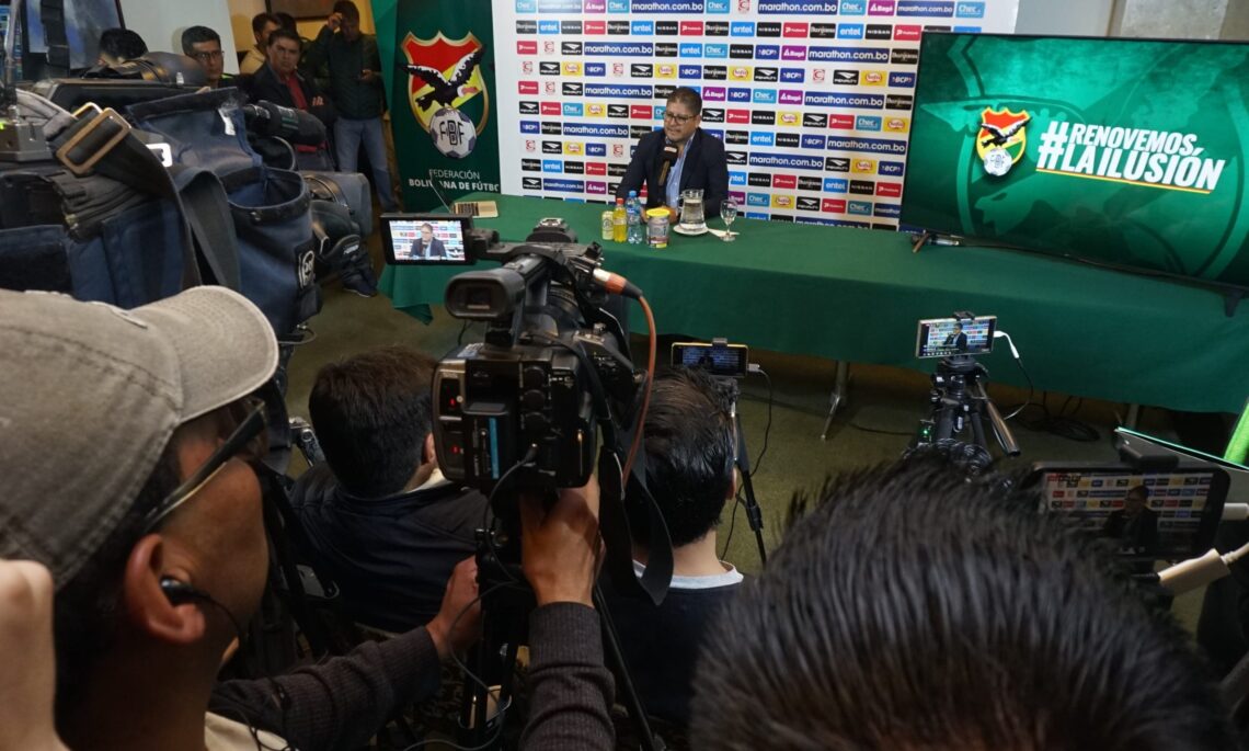 Oscar Villegas, este sábado en La Paz, donde dio a conocer la nómina de la Selección Boliviana.