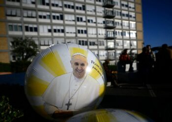 Los fieles oran por el papa Francisco en distintas partes del mundo, como en Roma.