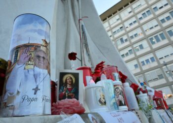 Oraciones de los fieles del papa Francisco en la estatua de Juan Pablo II frente al Hospital Universitario Gemelli.