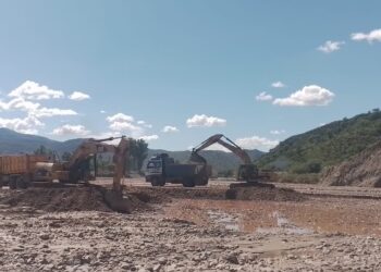 Una de las intervenciones a la cabeza del Ministerio de Defensa se realizó en el río Arque de Cochabamba. Foto: Ministerio de Defensa.