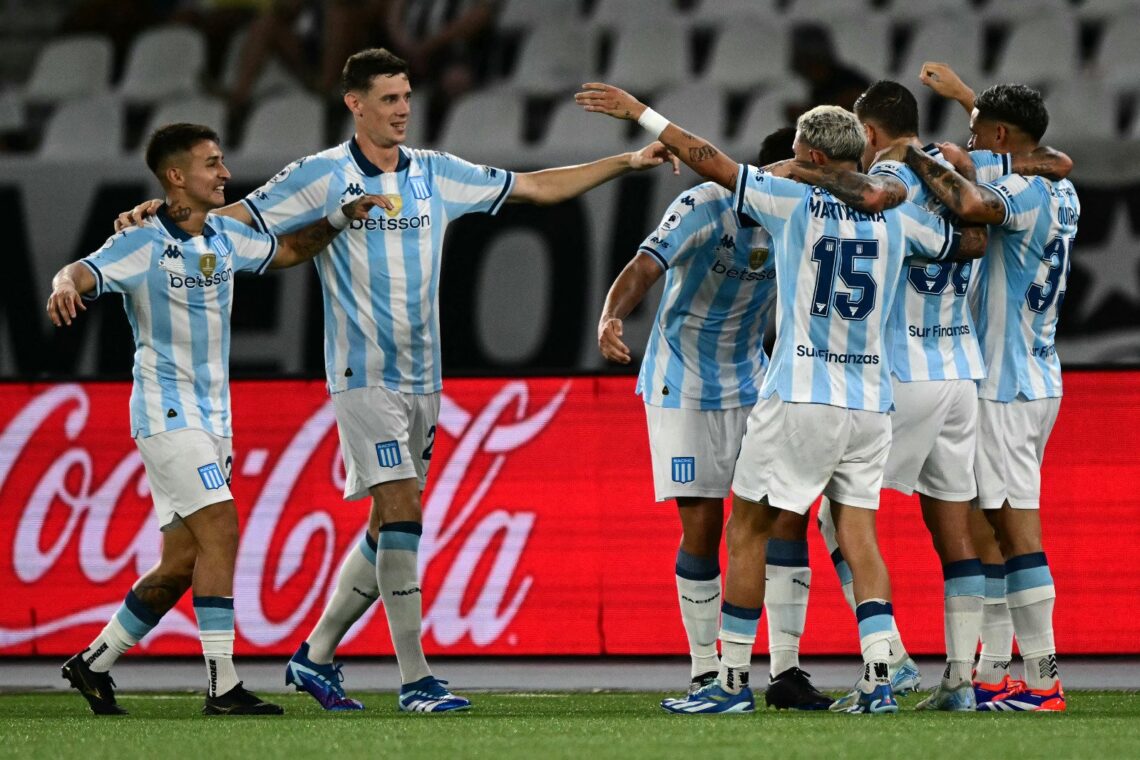 Los jugadores de Racing celebran uno de los goles para el título.