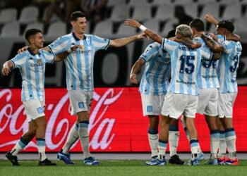 Los jugadores de Racing celebran uno de los goles para el título.