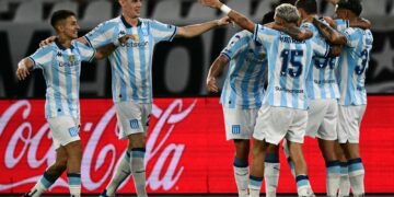 Los jugadores de Racing celebran uno de los goles para el título.