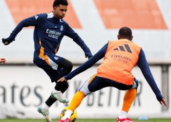 El delantero brasileño Rodrygo encara a un compañero.