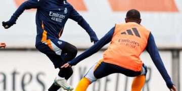 El delantero brasileño Rodrygo encara a un compañero.