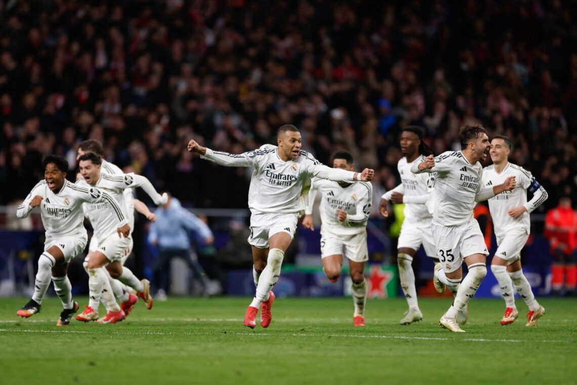 Los jugadores de Real Madrid celebran tras el último penal.