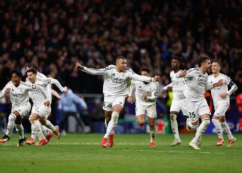 Los jugadores de Real Madrid celebran tras el último penal.
