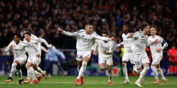 Los jugadores de Real Madrid celebran tras el último penal.
