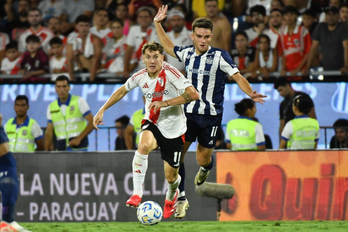 Una acción del partido entre River y Talleres en Asunción.